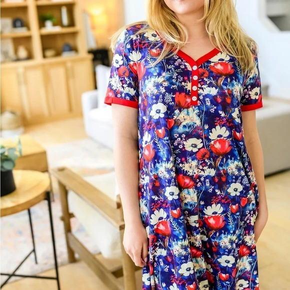 Shirley & Stone red, white and blue floral nightgown - Picture 2 of 3